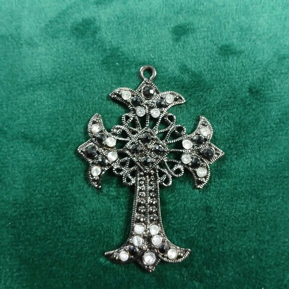 Lot of Four Gothic Cross Pendants - Picture 3 of 5
